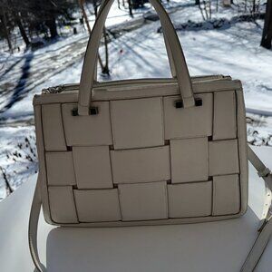 #1022 ALFANI WHITE PURSE  VERY NICE CONDITION